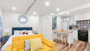 1 bedroom, iron/ironing board, WiFi, bed sheets - The Fox Den (Atlanta)