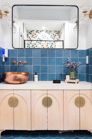 Shower, hair dryer, towels - The Fox Den (Atlanta)