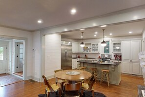 Fridge, microwave, oven, stovetop - Chateau Marminty by Minty Living (Atlanta)