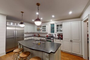 Fridge, microwave, oven, stovetop - Chateau Marminty by Minty Living (Atlanta)