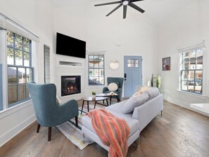 Televisión, chimenea, estéreo y oficina