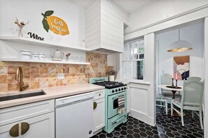 冰箱、微波炉、烤箱、炉灶