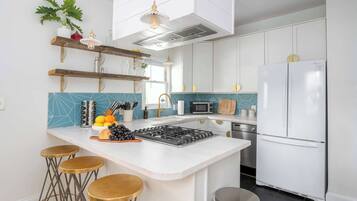 冰箱、微波炉、烤箱、炉灶