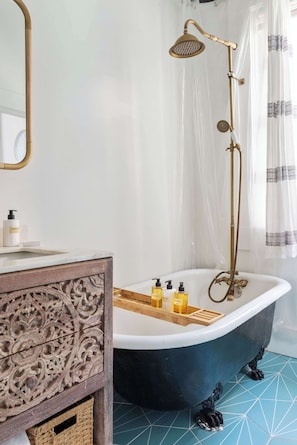Bathtub, hair dryer, towels, shampoo