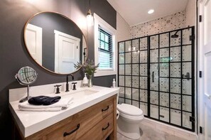 Badewanne, Haartrockner, Handtücher