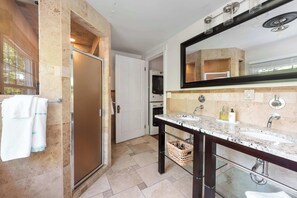 Tina, secadora de cabello, toallas 