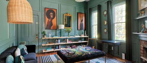 Televisión, chimenea y oficina