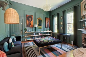 TV, fireplace, offices - Grand Damn by Minty Living (Atlanta)