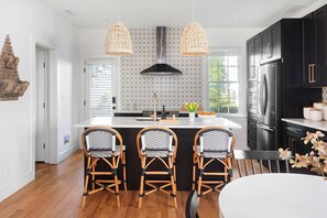 雪櫃、微波爐、焗爐、爐具