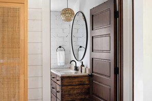 Badekar, hårtørrer, håndklæder