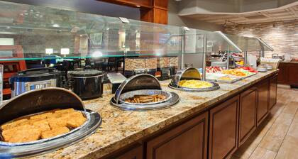 King Suite | Free Wi-Fi + Breakfast, Pool, Gym.