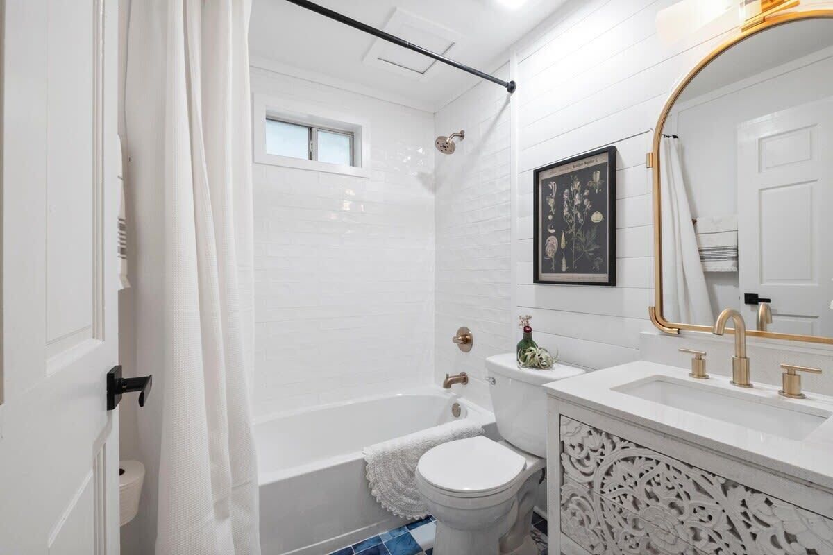 Bañera, secador de pelo, toallas y champú