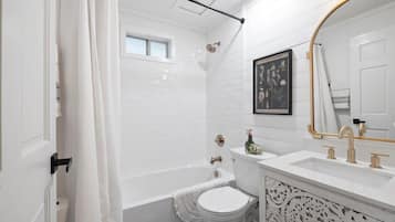 Bañera, secador de pelo, toallas y champú