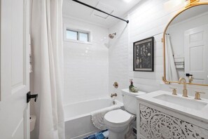 浴槽、ヘアドライヤー、タオル