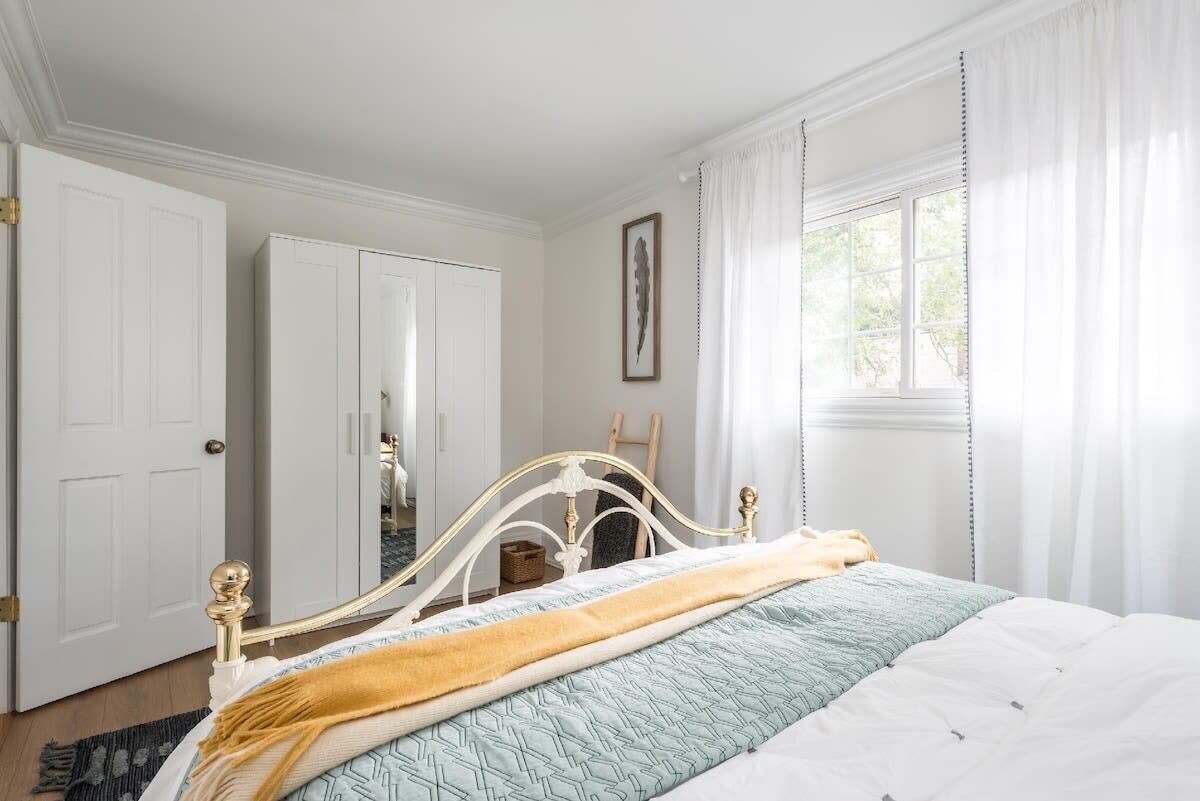 1 slaapkamer, een strijkplank/strijkijzer, wifi, beddengoed