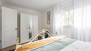 1 habitación, tabla de planchar con plancha, wifi y ropa de cama