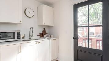 Coffee/tea maker, fridge, microwave, stovetop