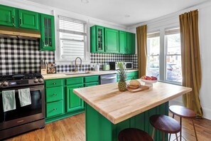 Fridge, microwave, oven, stovetop - Majic Cottage (Atlanta)