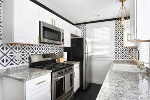 Fridge, microwave, oven, stovetop - Fern (Atlanta)