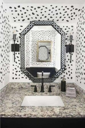 Douche, sèche-cheveux, serviettes fournies