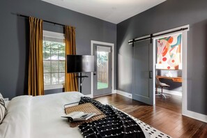 1 soverom, memory foam-senger, skrivebord og strykejern/-brett