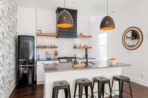 Kjøleskap, mikrobølgeovn, ovn og kokeplater