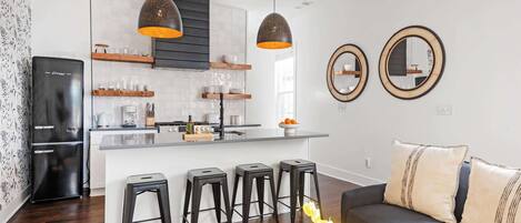 Una televisión, una oficina