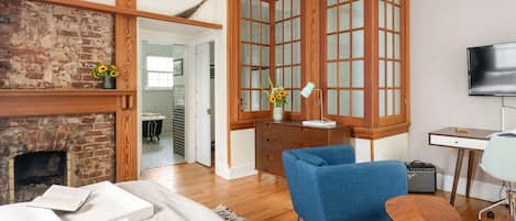 1 habitación, escritorio, tabla de planchar con plancha y wifi