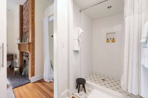 Shower, hair dryer, towels, shampoo - Down the Rabbit Hole (Atlanta)