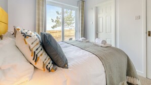 Une chambre à coucher avec un lit, une fenêtre et une porte.