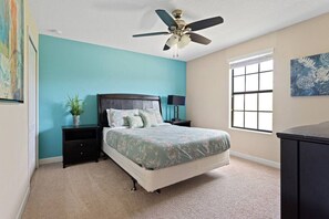 6 slaapkamers, een bureau, een strijkplank/strijkijzer, reisbedje