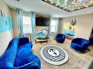 Een smart-tv, videogames, een tafeltennistafel en een stereo