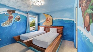 6 bedrooms, desk, iron/ironing board, travel crib