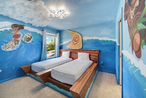 6 bedrooms, desk, iron/ironing board, travel cot