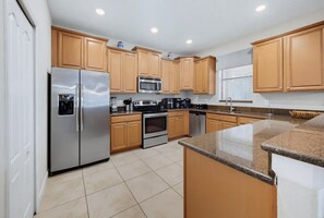 Coffee/tea maker, fridge, microwave, oven - 6BR Family Friendly Resort Pool Home Near Disney (Davenport)