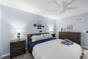 3 bedrooms, desk, iron/ironing board, travel crib - Clean, spacious, and fully renovated townhouse with modern charm and comfort. (Spring Hill)