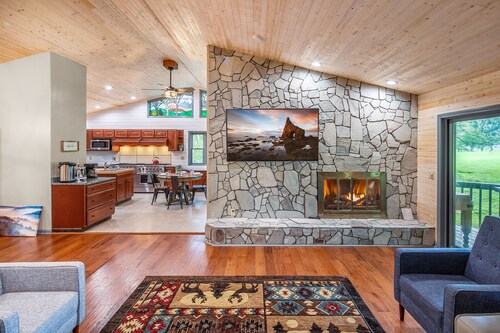 Private Mountain Home, 2miles To Ski, Hot Tub, Views, Fireplace, & Pet Friendly!