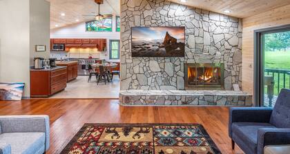 Private Mountain Home, 2miles To Ski, Hot Tub, Views, Fireplace, & Pet Friendly!