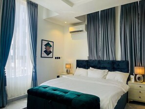 2 habitaciones, escritorio, tabla de planchar con plancha y wifi gratis