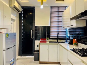 Refrigerador, microondas, horno y tetera eléctrica