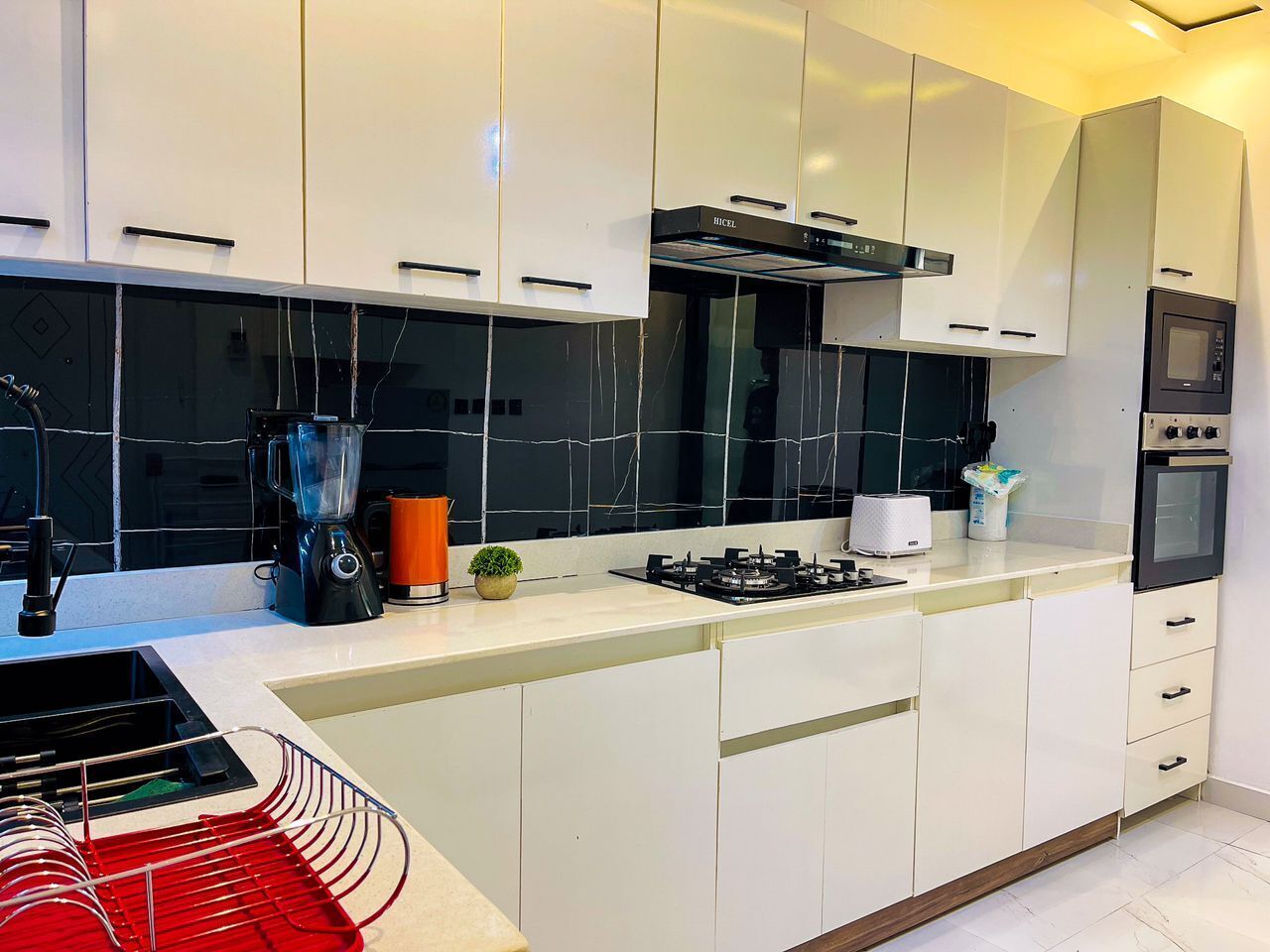 Kylskåp, mikrovågsugn, ugn och vattenkokare