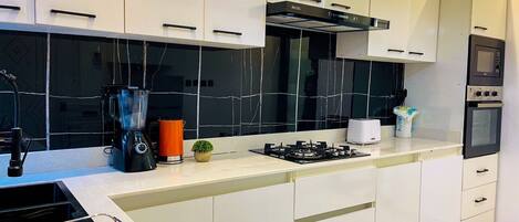 Kylskåp, mikrovågsugn, ugn och vattenkokare