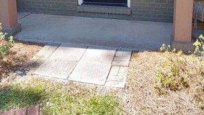 A black front door with a window above it, a mailbox, and a house number sign. - Charming Home Comfy Beds Private Backyard with Fire Pit  (Hattiesburg)