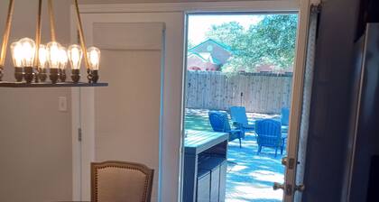 Charming Home Comfy Beds Private Backyard with Fire Pit