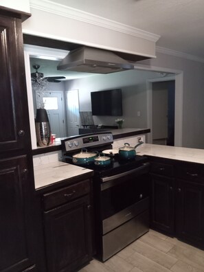 Jääkaappi, mikroaaltouuni, uuni, liesi