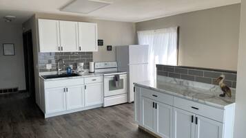 Fridge, oven, stovetop, coffee/tea maker