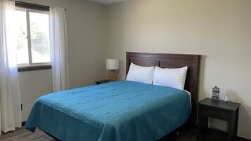 3 bedrooms, desk, WiFi, bed sheets