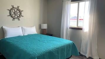 3 bedrooms, desk, WiFi, bed sheets