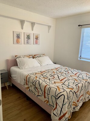 2 bedrooms, WiFi, bed sheets - Remodeled 2bdr condo in the heart of Waimea town -15min drive from Beach (Waimea)