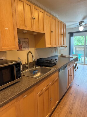 Fridge, microwave, oven, stovetop - Remodeled 2bdr condo in the heart of Waimea town -15min drive from Beach (Waimea)